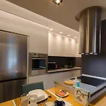 Above & Beyond Center Luxury Redefined Apartament *