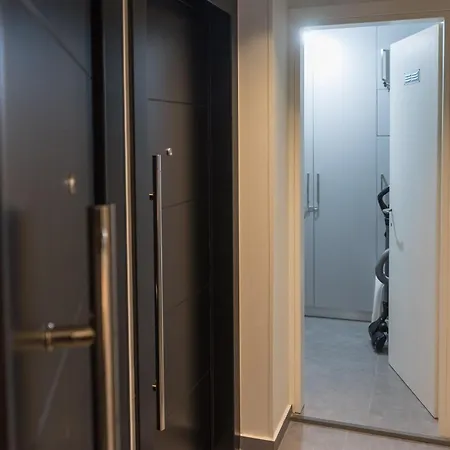 Above & Beyond Center Luxury Redefined 公寓